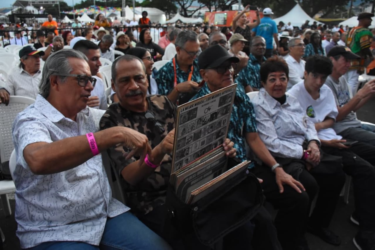 Entre pasos improvisados y coros compartidos, el público celebró el inicio de uno de los espacios más emblemáticos de la Feria de Cali.