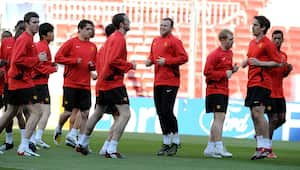 Wayne Rooney (centro) y Gary Neville (derecha) del Manchester United participan en una sesión de entrenamiento en el Camp Nou de Barcelona el 22 de abril de 2008, en vísperas del partido de ida de las semifinales de la UEFA Champions League contra el Barcelona. AFP PHOTO/ANDREW YATES (Fotografía de ANDREW YATES / AFP)