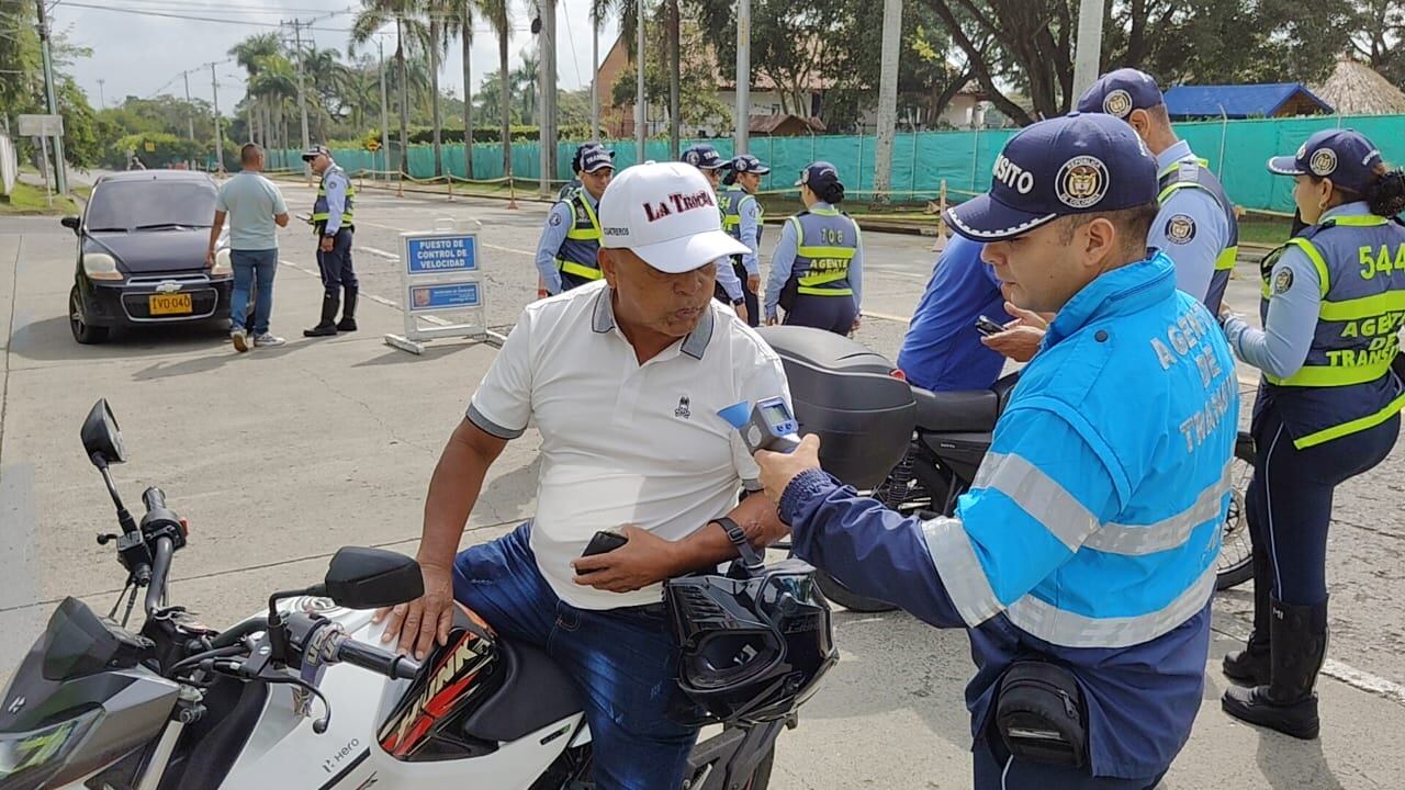 Se está aplicando la prueba pasiva de alcoholemia a cada uno de los conductores que estén transitando por la vía.