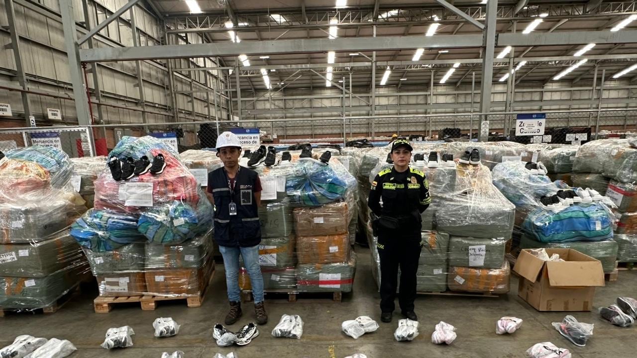 22 diligencias de registro y allanamiento fueron ejecutadas en ciudades y puertos del país sobre carga contenerizada y centros de acopio ilegal en Bogotá, Buenaventura, Cali, Bucaramanga, Cúcuta y Maicao.