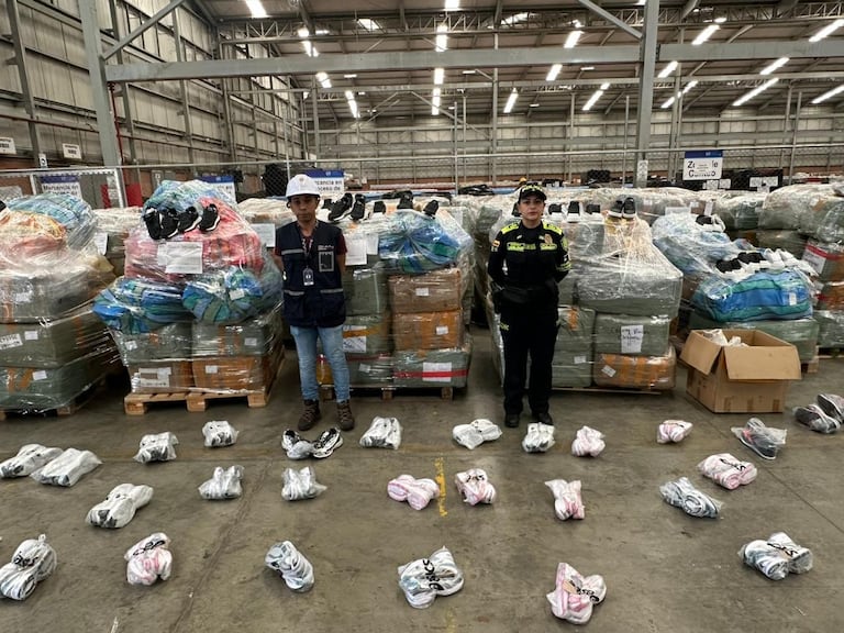 22 diligencias de registro y allanamiento fueron ejecutadas en ciudades y puertos del país sobre carga contenerizada y centros de acopio ilegal en Bogotá, Buenaventura, Cali, Bucaramanga, Cúcuta y Maicao.