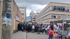 Trabajadores del Dane (Departamento Administrativo Nacional de Estadística) escapan al encierro que los sometieron comunidades indígenas, el 14 de febrero de 2026, en Bogotá