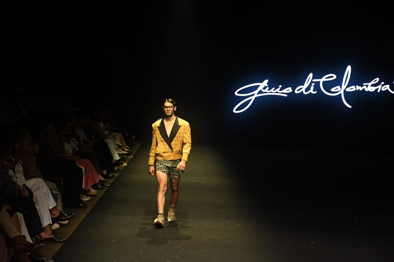 Caos, fluidez y una masculinidad que se expresa con total libertad. Así se vivió la pasarela del gran creador de la plataforma Guio Di Colombia en la quinta edición de Distrito Moda.