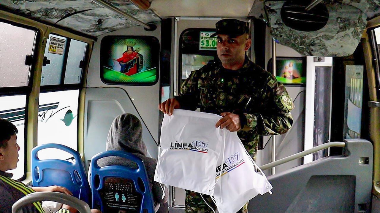 El Ejército inició una campaña de socialización entre los usuarios de la vía Panamericana para hacer labores de prevención de hechos de violencia. Foto suministra por prensa Ejército.