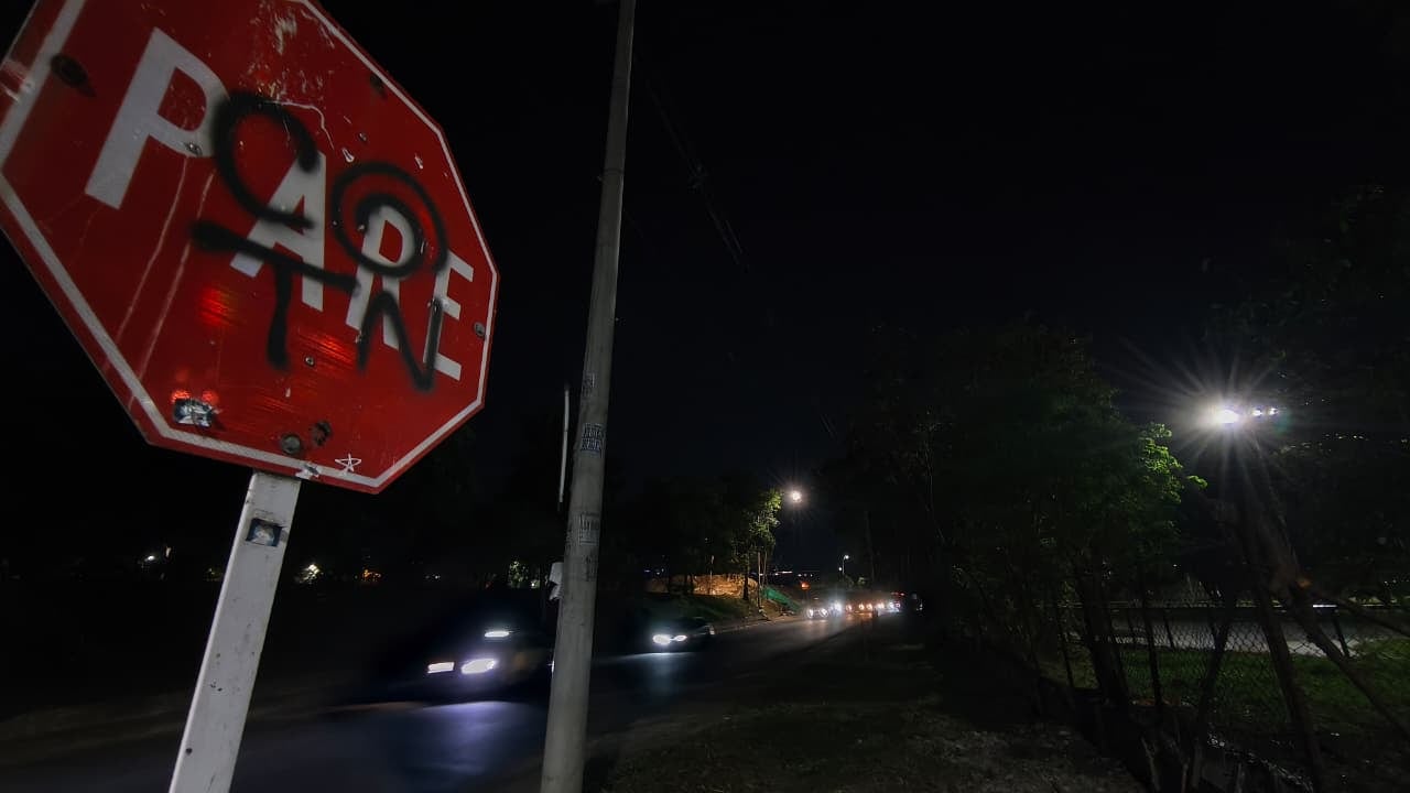 Parques, ciclorrutas y un tramo vial de doble sentido permanecen sin iluminación, generando temor entre quienes transitan de noche por el barrio Mariano Ramos.
