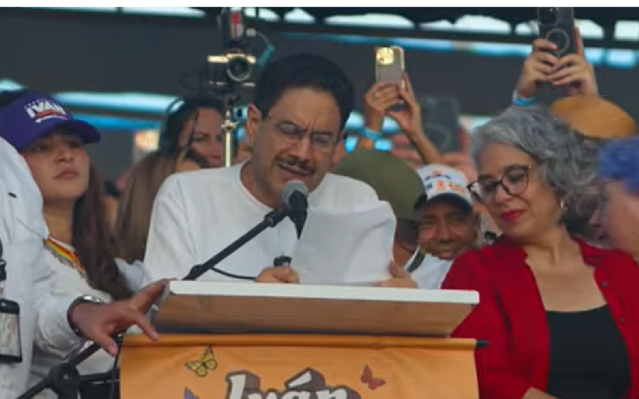El candidato Iván Cepeda habla durante su cierre de campaña en Barranquilla.