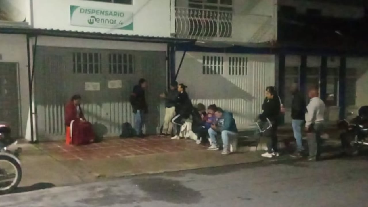 Usuarios de la Nueva EPS hacen fila desde las 2:00 de la madrugada en Popayán para reclamar medicamentos y tramitar autorizaciones médicas.