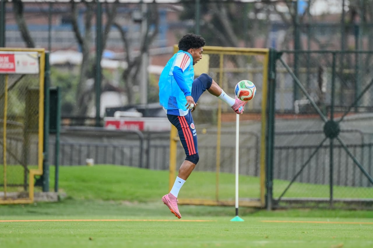 Johan Mojica en entrenamiento de la Selección Colombia en la ciudad de Bogotá.