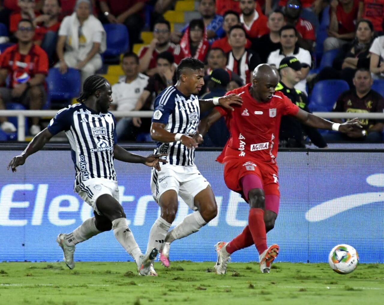 Imagen del partido entre América de Cali y Junior de Barranquilla por la fecha 2 del Grupo A de los cuadrangulares semifinales del primer semestre.
