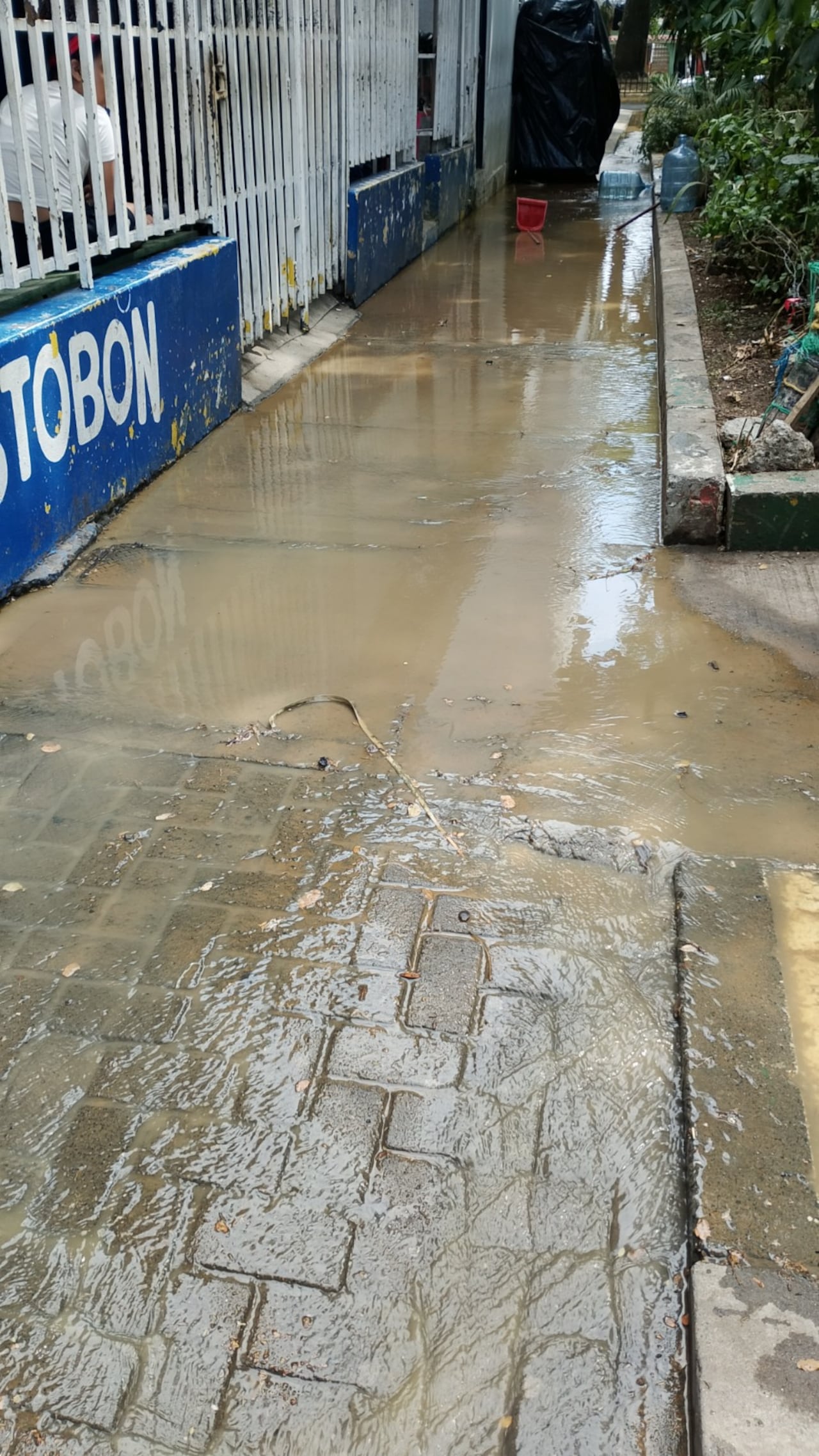 Los vecinos afectados esperan la reparación de la tubería matriz y el restablecimiento del servicio de agua tras el daño registrado en la Carrera 46B con Calle 26B.