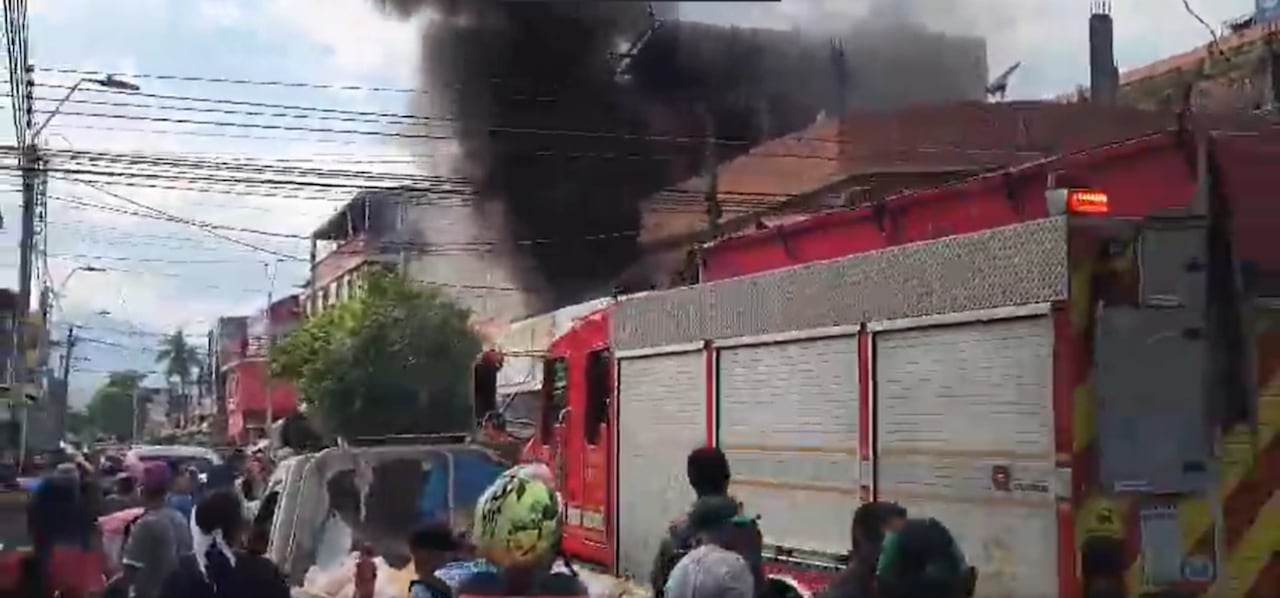 Varias unidades del Cuerpo de Bomberos de Cali fueron desplegadas para controlar la emergencia registrada en Belalcázar.