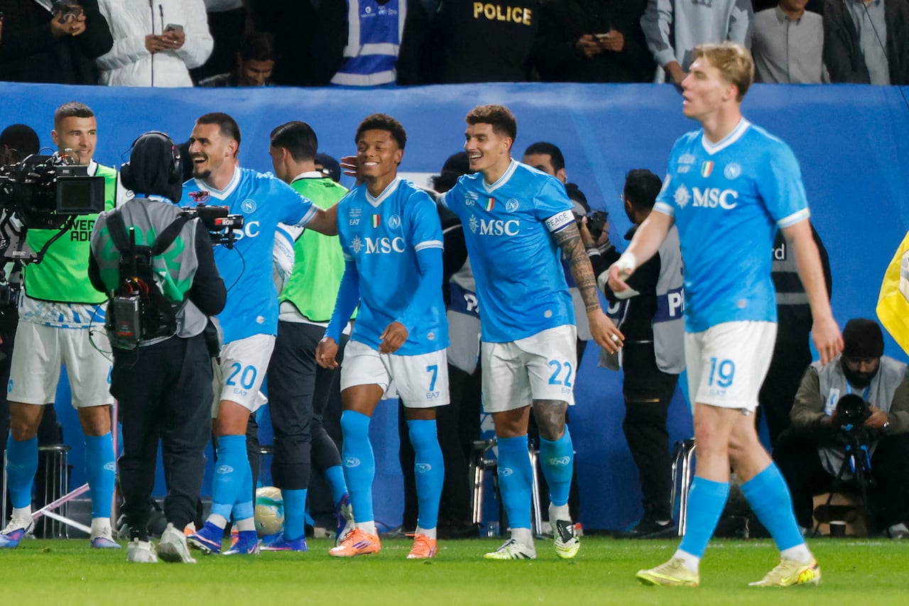 El delantero brasileño #07 del Napoli, David Neres, celebra con sus compañeros tras anotar el segundo gol de su equipo durante la final de la Supercopa de Italia entre el SCC Napoli y el Bolonia en el estadio King Al-Awwal Park en Riad el 22 de diciembre de 2025. (Foto de Fayez NURELDINE / AFP)