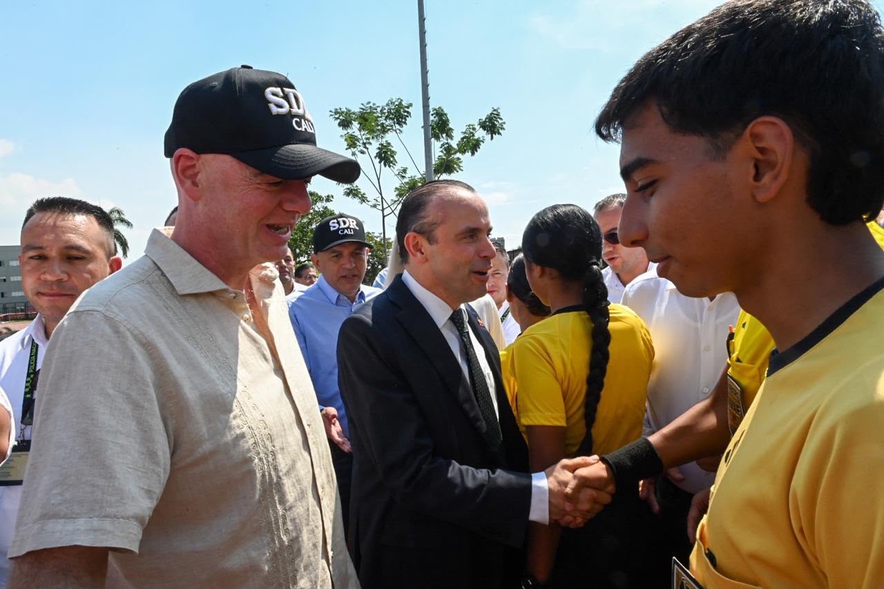 Gianni Infantino compartió con algunos niños y jóvenes durante su visita a Cali.