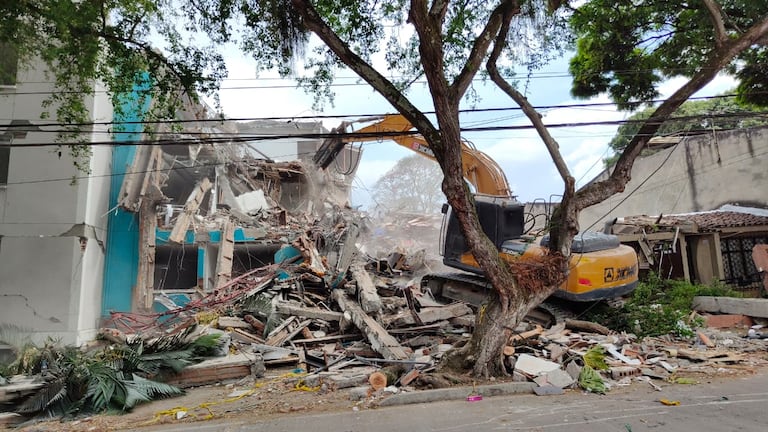 La demolición comenzó en el Edificio María Mercedes.