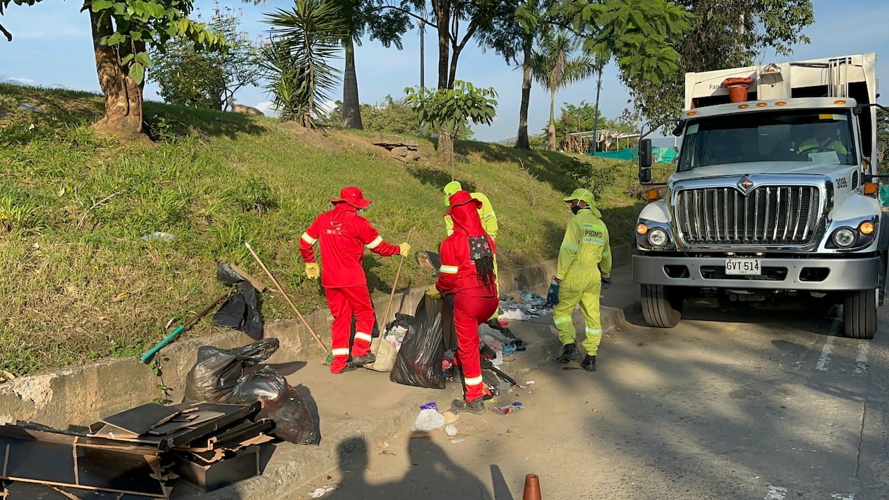 Desechos de construcción y algunos elementos del hogar son los que se ven en diversos puntos de la ciudad.