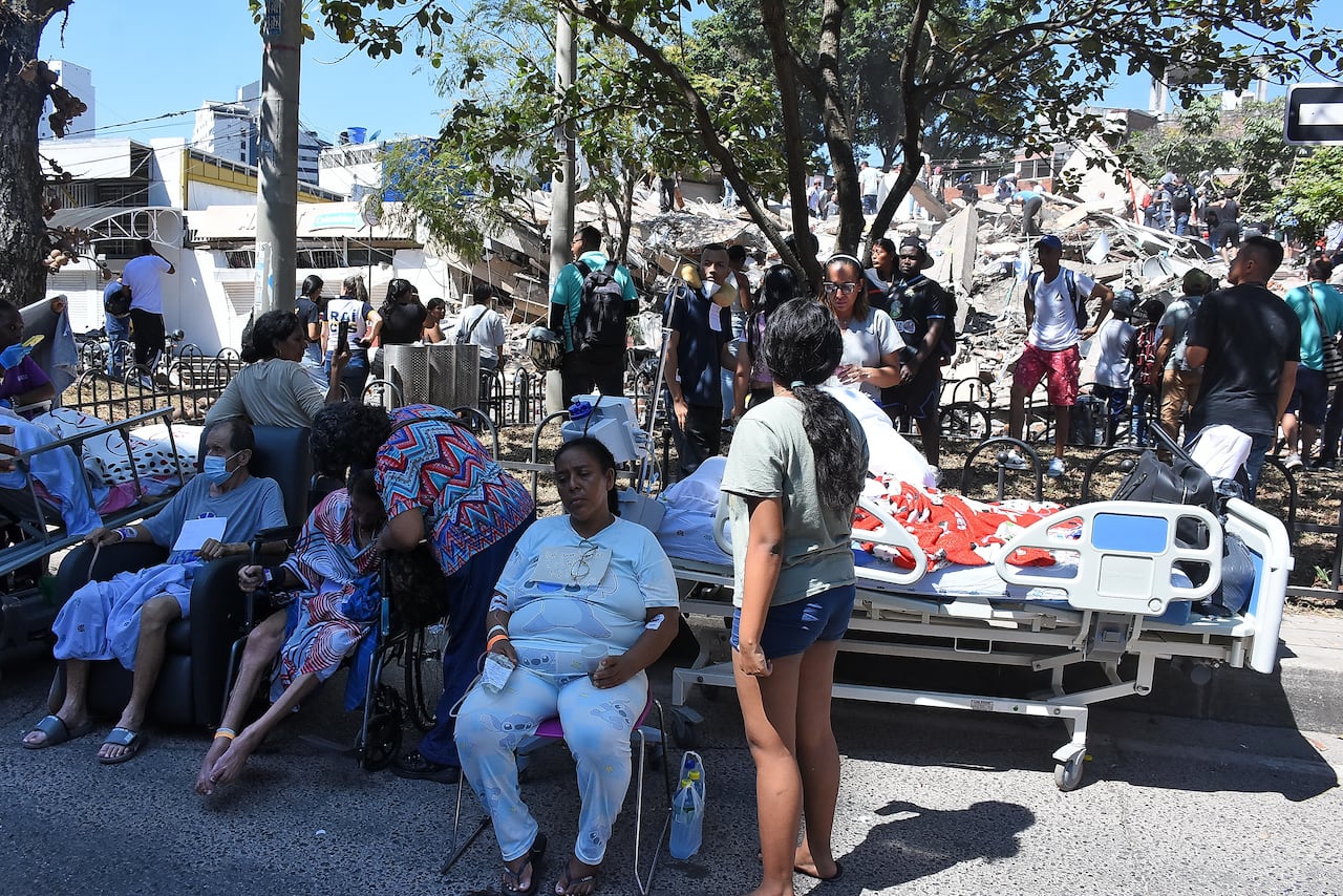 Terremoto en Cali, Colapso de infraestructura en diferentes lugares de la ciudad. Clínica de Colores, DESA, Galería Alameda, Edificaciones sobre la avenida roosvelt y al frente del coliseo de Hockey Miguel Calero.