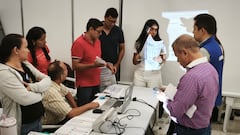El escrutinio de votos avanza en la Registraduría de Cosmocentro, donde comisiones conformadas por jueces y notarios verifican los resultados registrados en las mesas de votación.