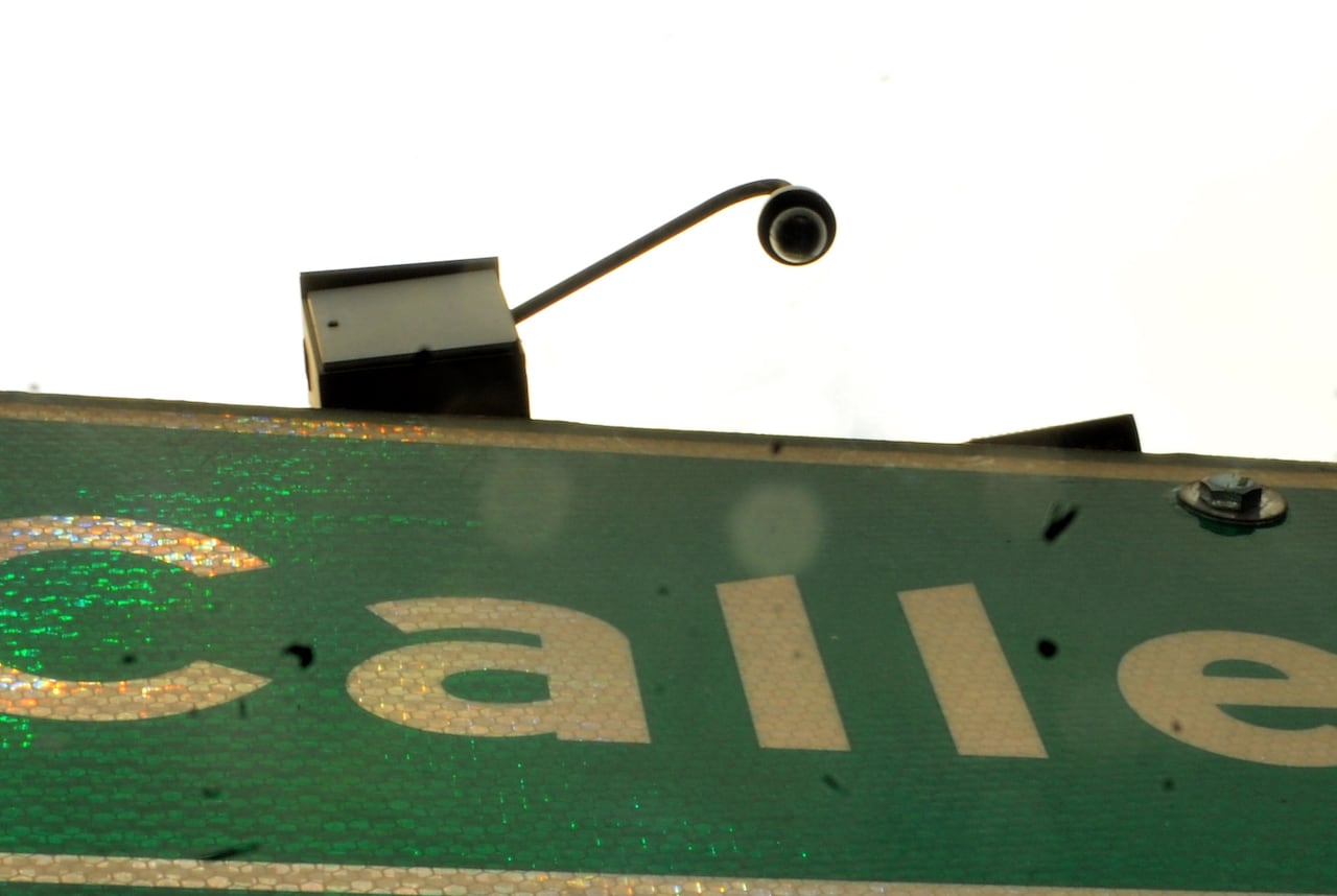 Cali: De las 2000 cámaras de videovigilancia que hay en la ciudad, 1200 se encuentran dañadas, El concejal de Cali, Juan Martín Bravo, denuncio además que son de tecnología obsoleta y que deberían ser renovadas.