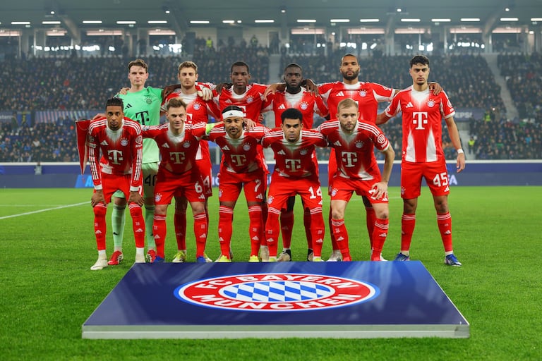 Jugadores del Bayern Múnich previo al juego contra Atalanta.