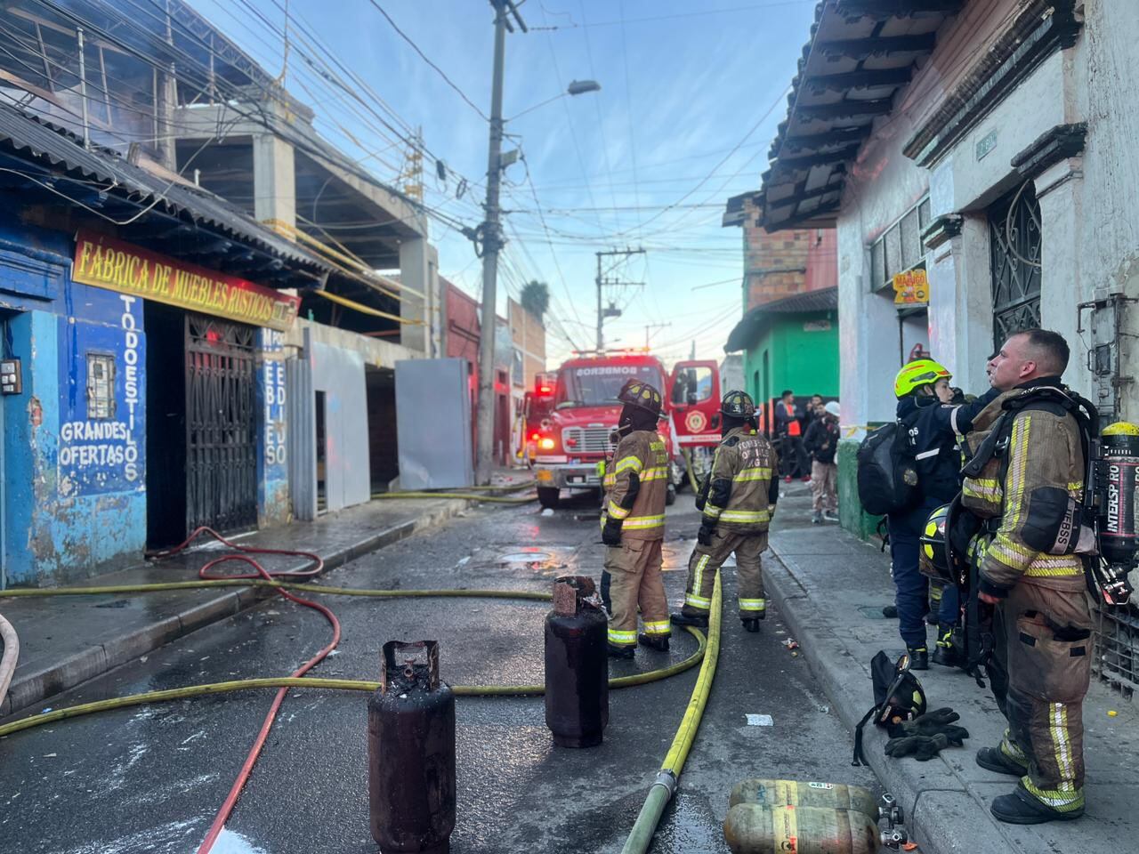 Incendio en el centro de Bogotá causa pánico durante la madrugada.