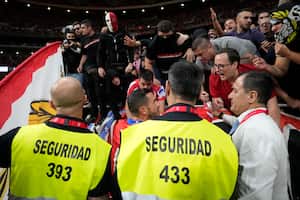 Koke, del Atlético de Madrid, pide a los aficionados que dejen de lanzar objetos al terreno de juego, tras la suspensión del partido de fútbol de La Liga entre el Atlético de Madrid y el Real Madrid en el estadio Metropolitano de Madrid, España, el domingo 29 de septiembre de 2024. (Foto AP/Bernat Armangue)