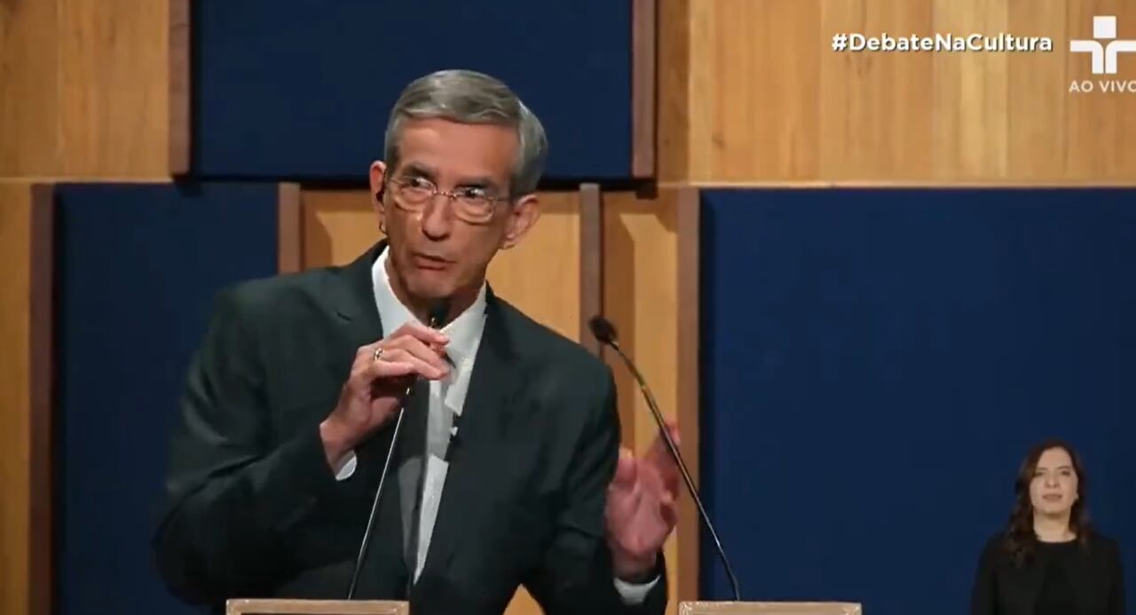 El moderador del debate inmediatamente tuvo que pasar a comerciales.