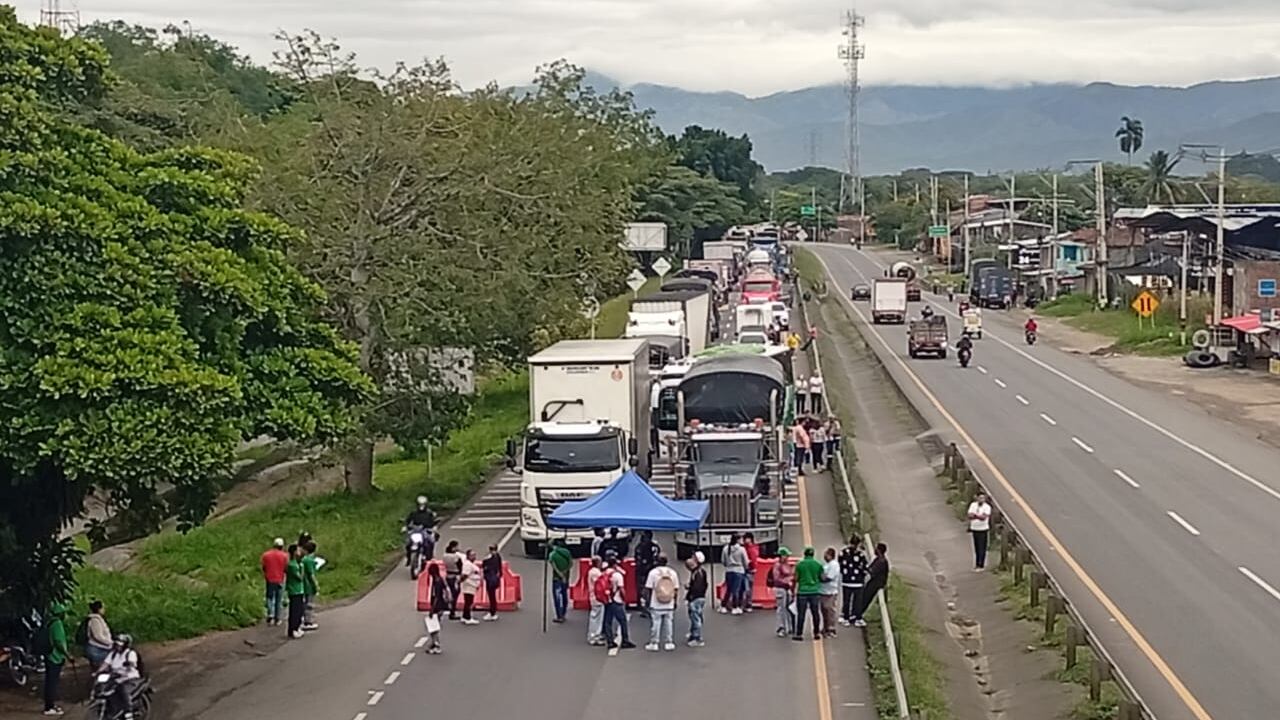 Bloqueos de Comunidades Negras del Valle del Cauca por presuntos incumplimientos en entregas de vías.
