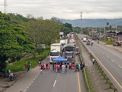 Bloqueos de Comunidades Negras del Valle del Cauca por presuntos incumplimientos en entregas de vías.