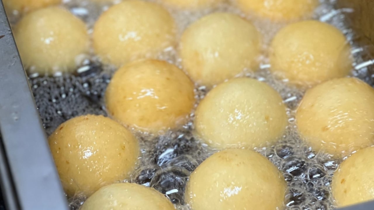 El Acueducto de Bogotá pidió a las personas no arrojar al sifón ni alcantarillas el aceite con el que se hacen los buñuelos.