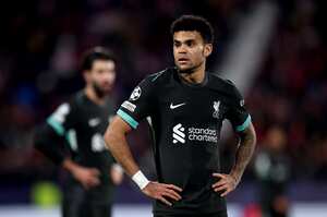 Luis Diaz del Liverpool observa durante el partido de la UEFA Champions League 2024/25 Liga Fase MD6 entre Girona FC y Liverpool FC en el Estadio Montilivi el 10 de diciembre de 2024 en Girona, España.