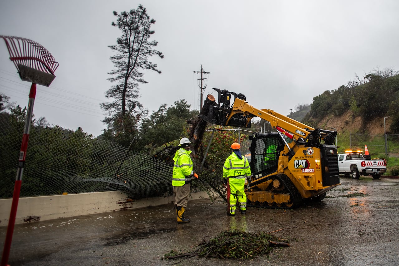 Árboles caídos en las calles ha dejado la tormenta de este 24 de diciembre en diferentes estados del Sur de California. (Photo by Apu GOMES / AFP)
