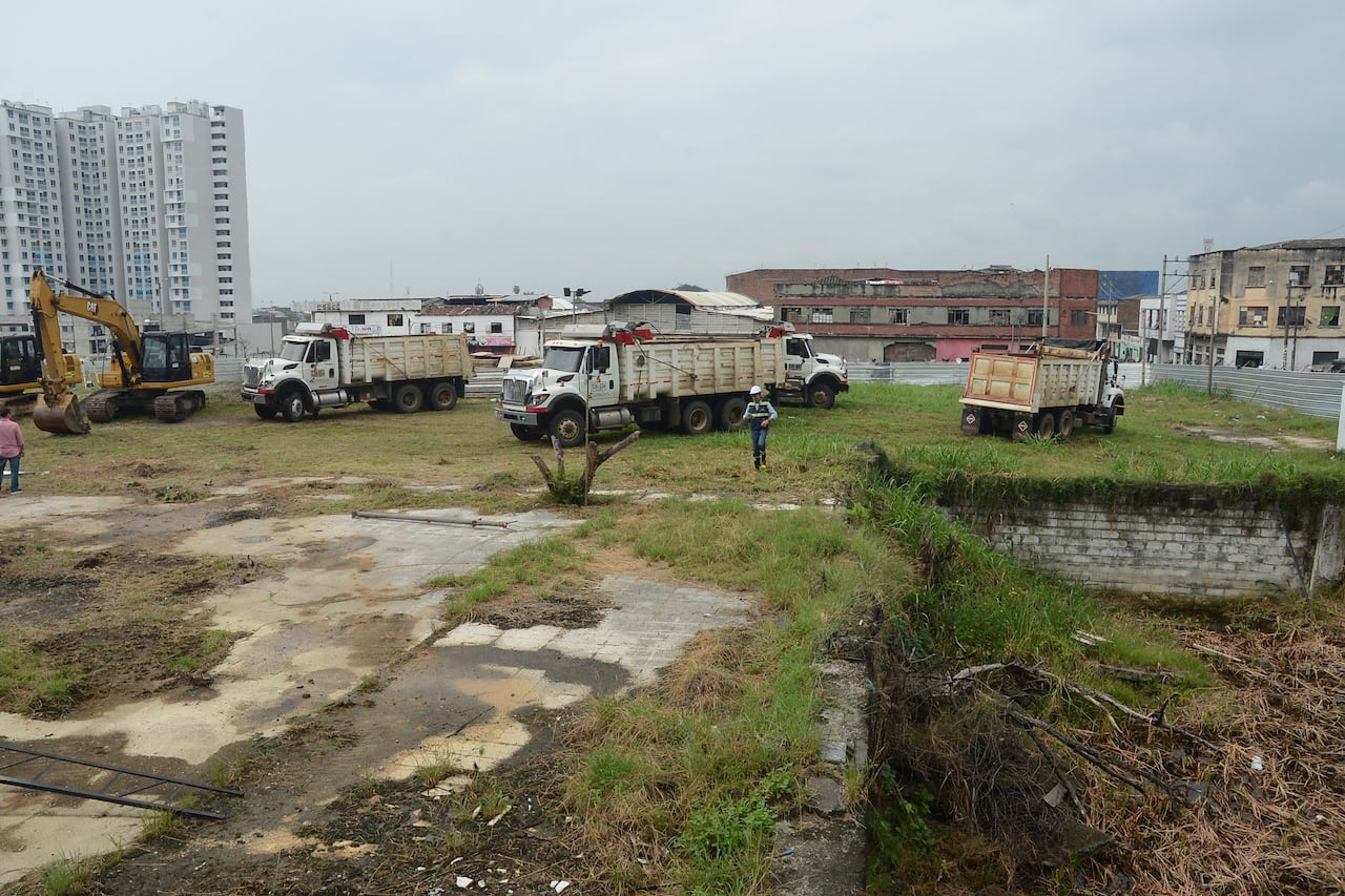 Cali: Con la firma del acta de inicio por parte de FGN sé da vía libre para que el constructor pueda iniciar las obras sobre el lote entre calle 12 y 13 con cr 10. Con movimiento de volquetas arranca la construcción del búnker de la Fiscalía.