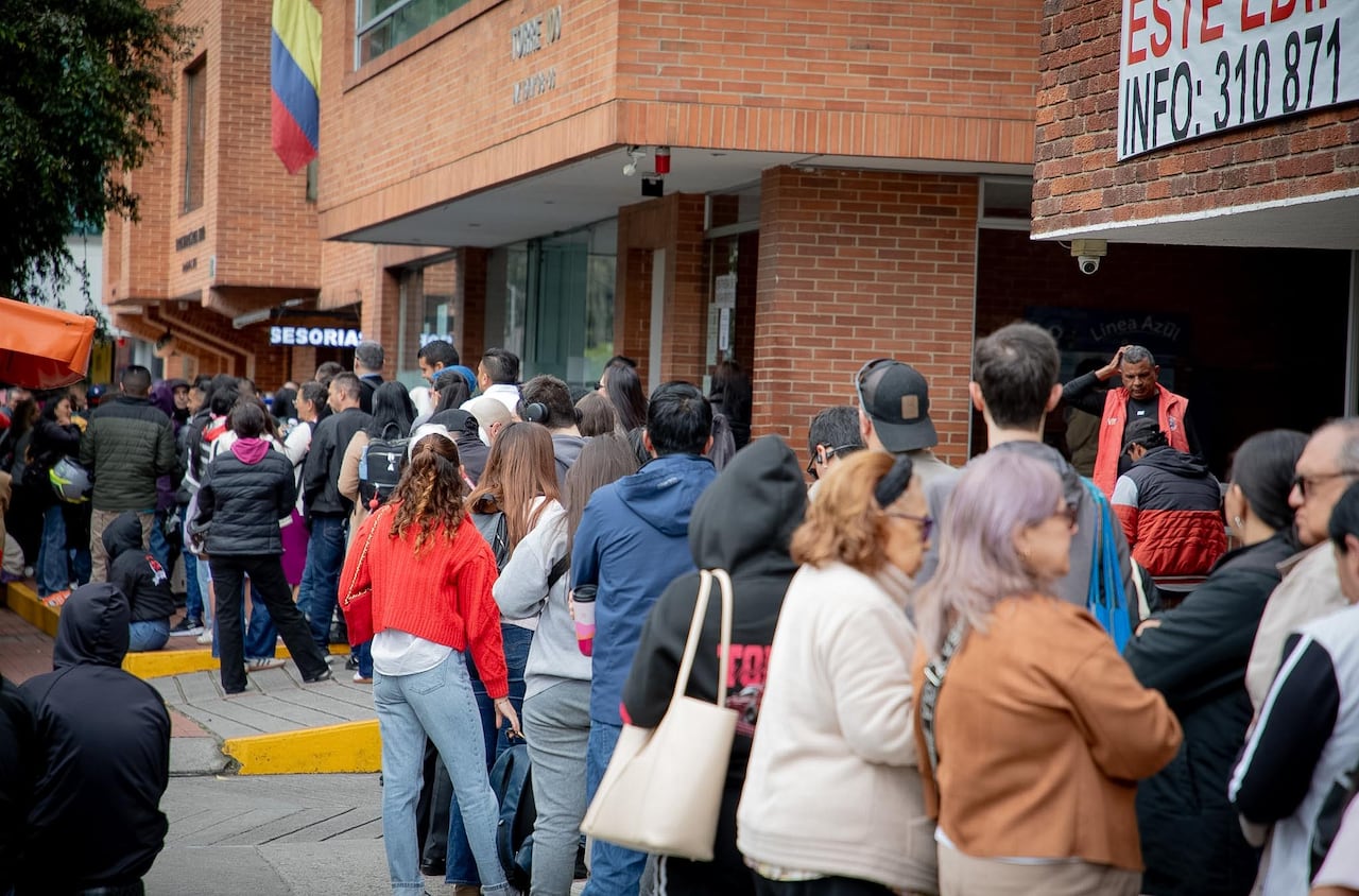 Filas pasaporte calle 100 Bogotá