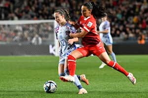 Meriame Terchoun de Suiza, a la derecha, y Ona Batlle de España compiten por el balón durante el partido de fútbol de la segunda ronda de la Copa Mundial Femenina entre Suiza y España en Eden Park en Auckland, Nueva Zelanda, el sábado 5 de agosto de 2023. (Foto AP/Andrew Cornaga )