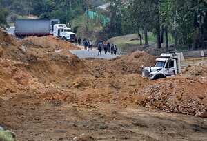 En la tarde de este miércoles, 2 de agosto, la comunidad indígena “Los Nietos del Quintín Lame”, que bloquean la vía Panamericana hace tres días, permitieron el paso de los vehículos a un carril.
Según se conoció, la decisión se tomó mientras siguen las negociaciones con el Gobierno Nacional, que ha anunciado que hay grandes avances en las conversaciones con la comunidad. Fotos Raúl Palacios / El Pais / 2 de Agosto del 2023 Cali.