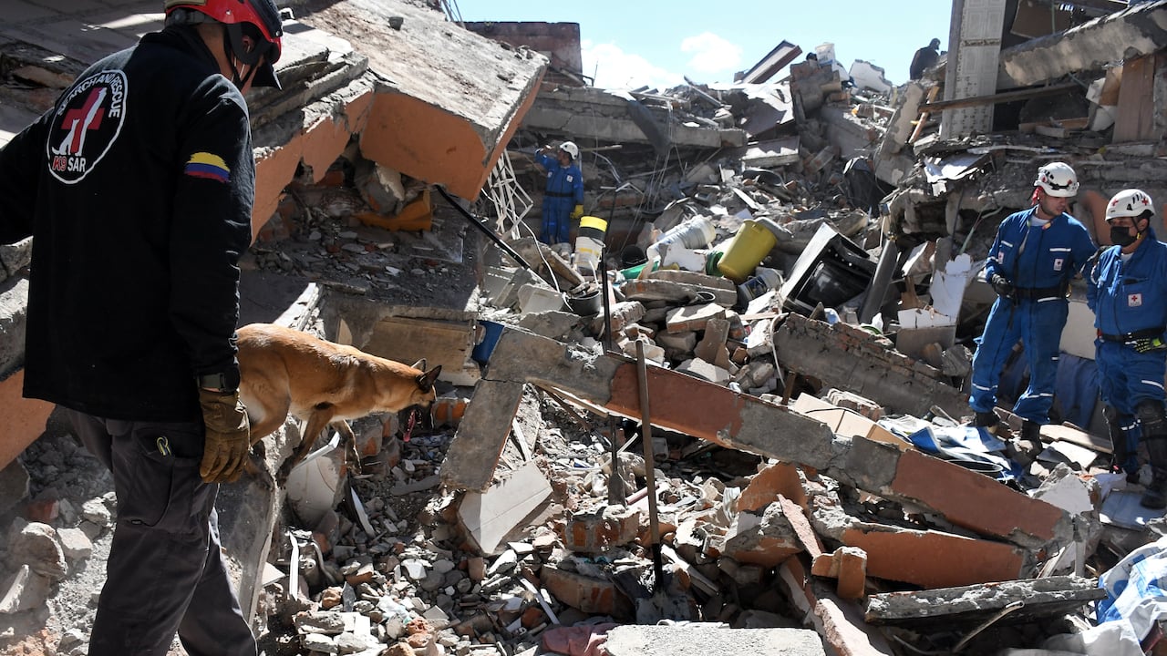 Terremoto en Cali, edificio Torres del Limonar en el sur de la ciudad, con magnitud 7.2 de escala de Richter, epicentro en San José del Palmar en Choco, Foto José L Guzmán. El País.
