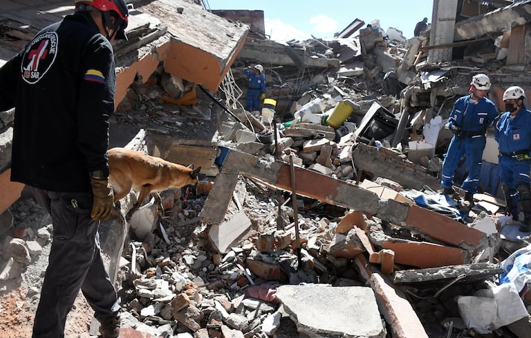 Terremoto en Cali, edificio Torres del Limonar en el sur de la ciudad, con magnitud 7.2 de escala de Richter, epicentro en San José del Palmar en Choco, Foto José L Guzmán. El País.
