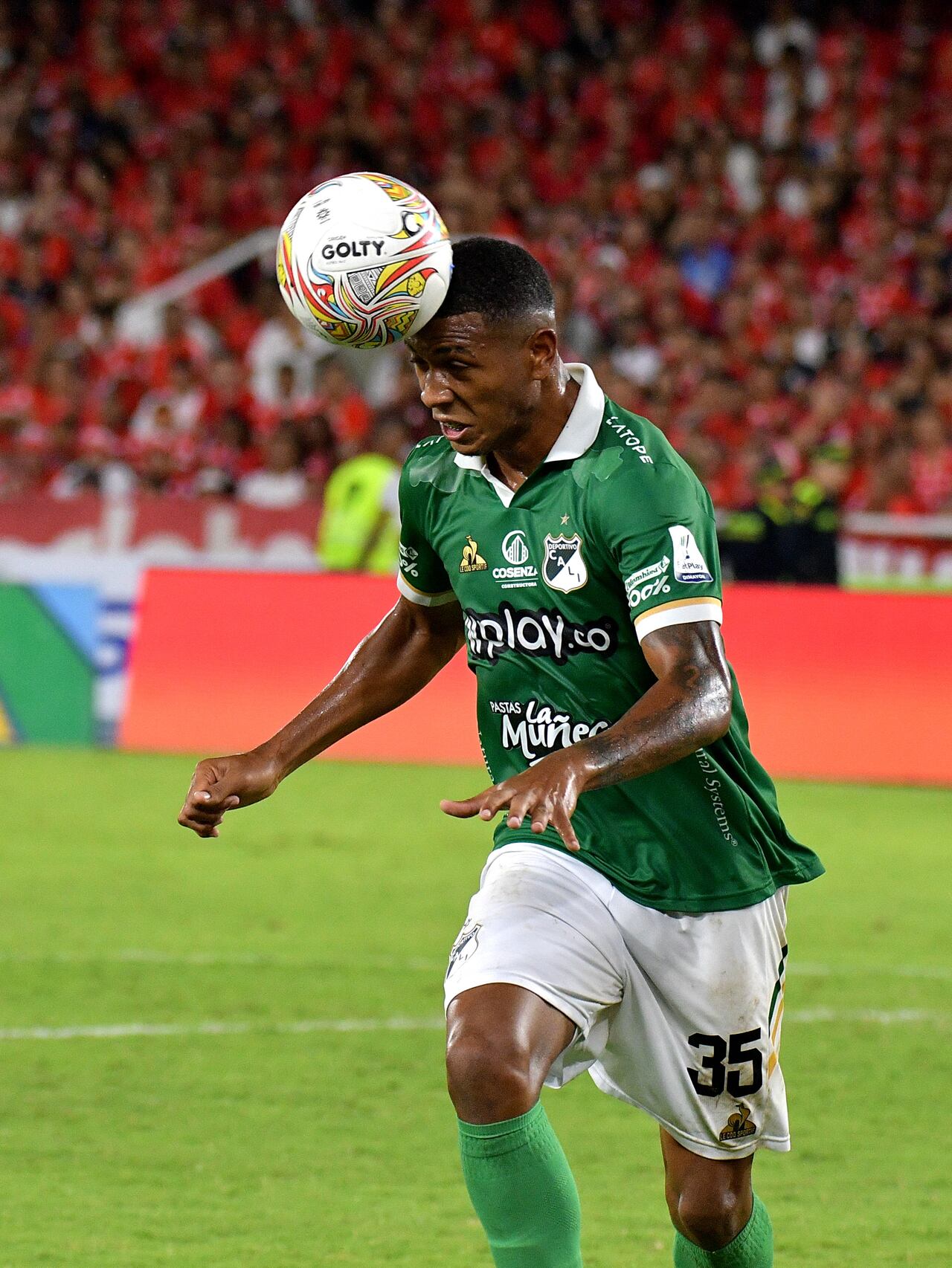 América goleó 5-0 al Deportivo Cali en el clásico femenino de la Liga colombiana que se realizó este domingo en la cancha del estadio Pascual Guerrero.
en el mismo estadio horas despues,
América venció 5-2 al Deportivo Cali, en la versión número 300 del clásico del vallecaucano por la Liga colombiana, en una tarde-noche soñada para todos los hinchas escarlatas, en el estadio Pascual Guerrero.