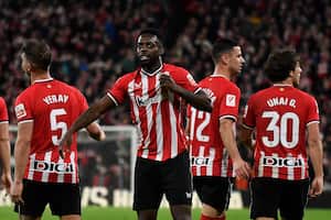 El delantero español #09 del Athletic de Bilbao, Iñaki Williams, celebra con sus compañeros tras marcar el tercer gol de su equipo durante el partido de fútbol de la liga española entre el Athletic Club de Bilbao y el Girona FC en el estadio de San Mamés de Bilbao el 19 de febrero de 2024. (Foto de ANDER GILLENEA / AFP )