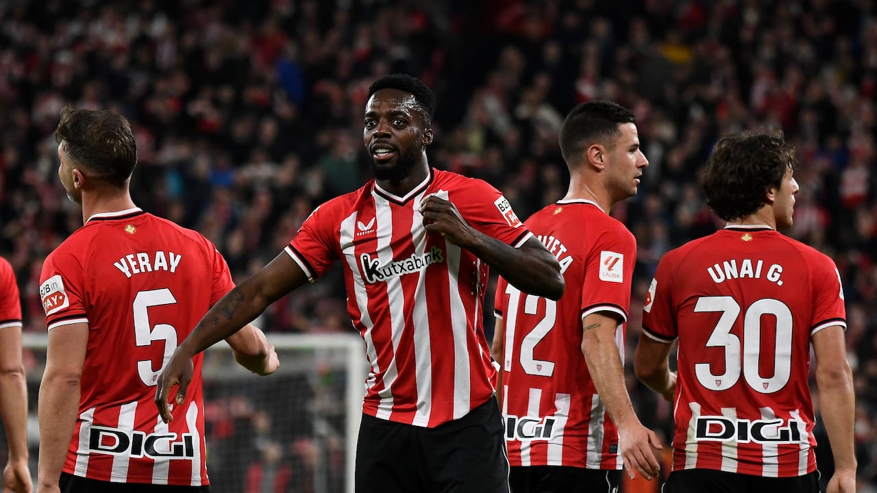 El delantero español #09 del Athletic de Bilbao, Iñaki Williams, celebra con sus compañeros tras marcar el tercer gol de su equipo durante el partido de fútbol de la liga española entre el Athletic Club de Bilbao y el Girona FC en el estadio de San Mamés de Bilbao el 19 de febrero de 2024. (Foto de ANDER GILLENEA / AFP )