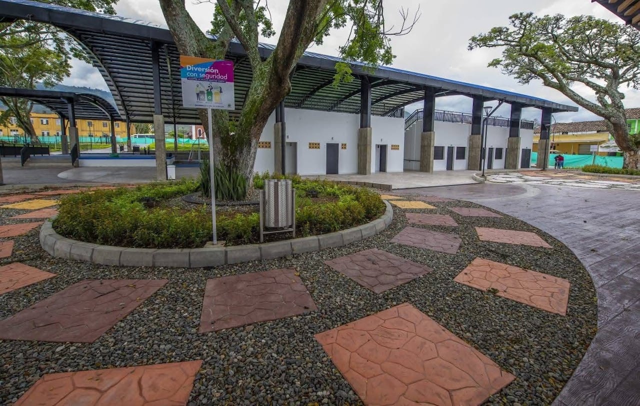 Miranda es un municipio colombiano ubicado en el norte del departamento del Cauca, conocido como la "perla del norte del Cauca". Con una población aproximada de 33,748 habitantes (2024), destaca por sus paisajes montañosos, diversidad cultural afrodescendiente e indígena, y una economía enfocada en el turismo rural y agrícola.