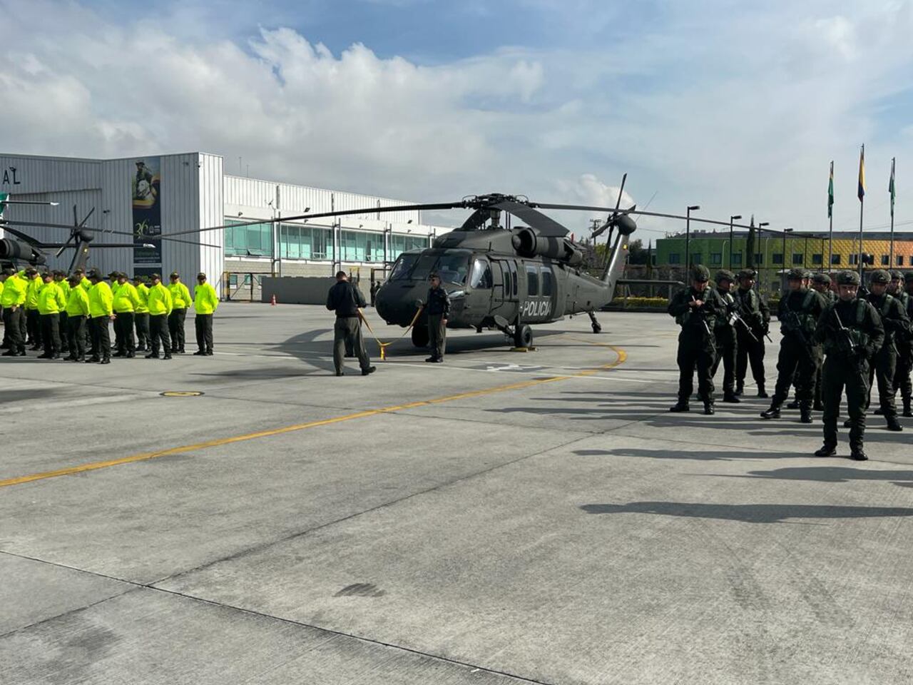 Estados Unidos donó tres helicópteros a Colombia para combatir el narcotráfico.