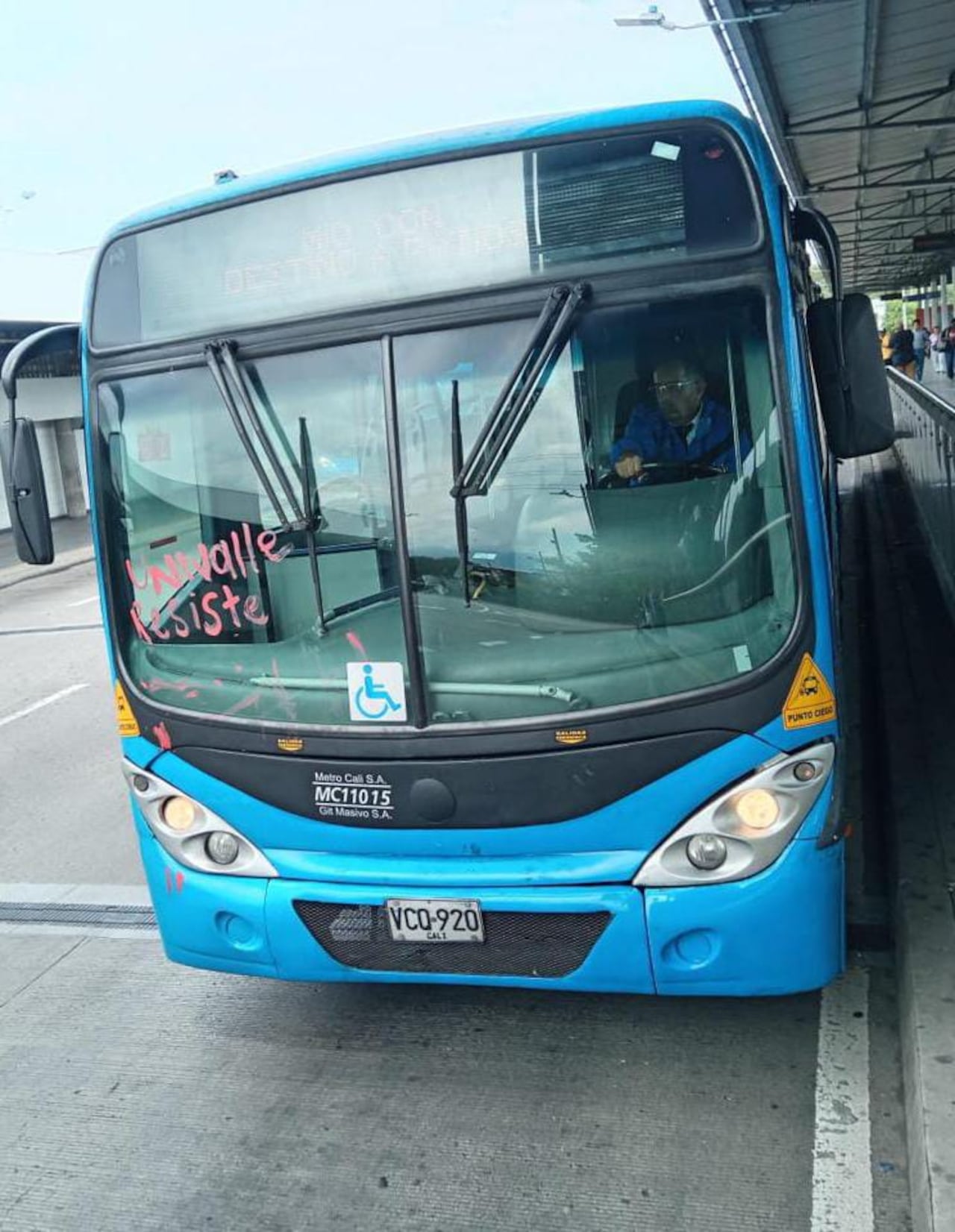 Un vehículo del MÍO también fue vandalizado este martes.