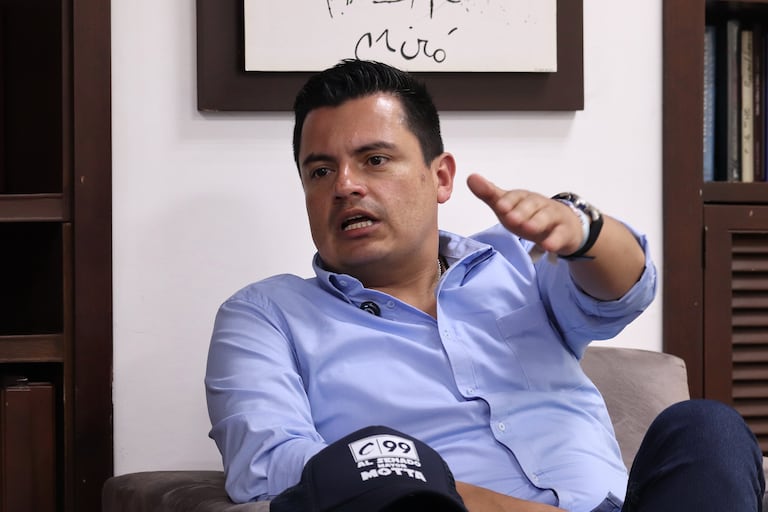 Daniel Mota mayor retirado de la policía candidato al senado por el partido conservador.