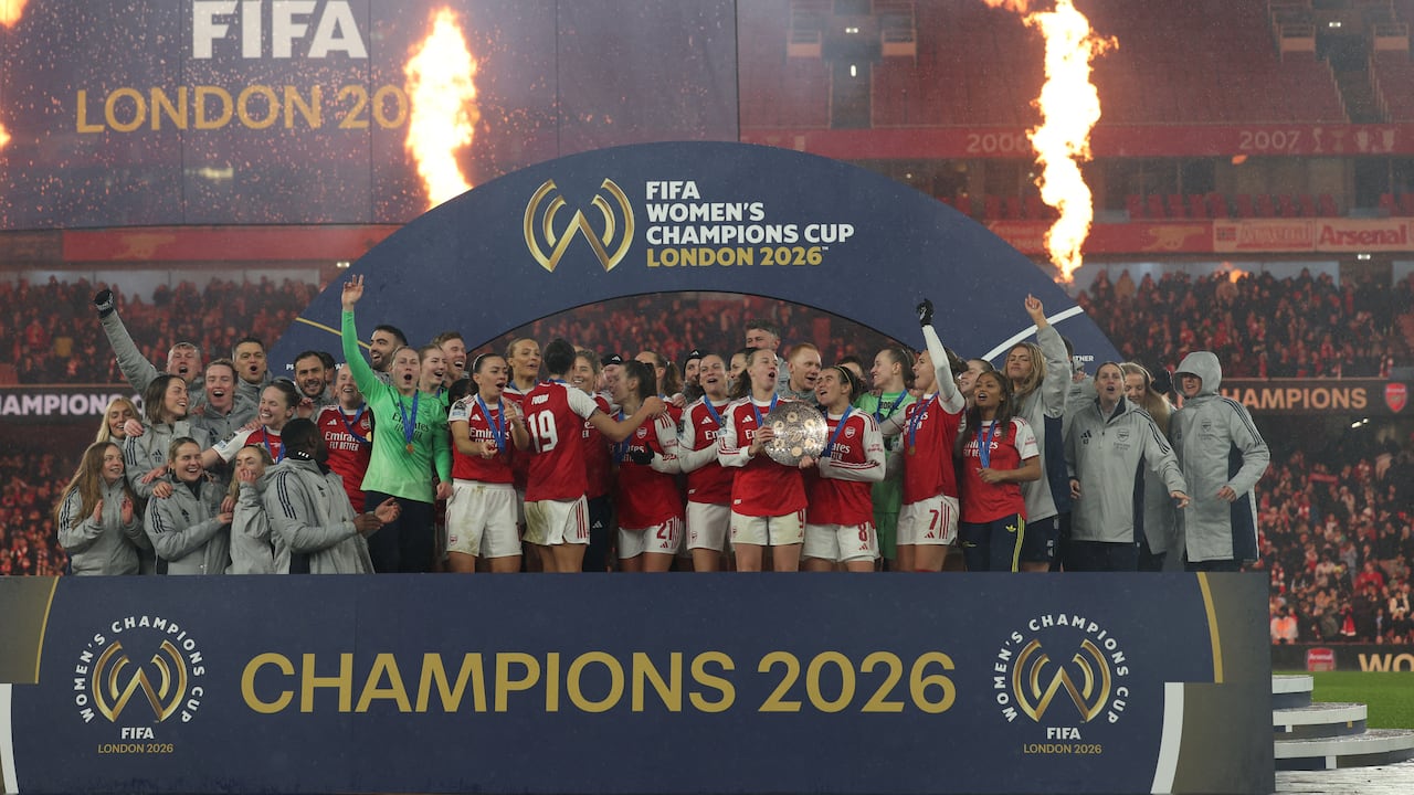 Las jugadoras del Arsenal celebran con el trofeo en la entrega tras la final de la Copa de Campeones Femenina de la FIFA entre el Arsenal y el Corinthians en el Emirates Stadium de Londres el 1 de febrero de 2026. El Arsenal ganó el partido por 3-2 tras la prórroga. (Foto de Adrian Dennis / AFP)