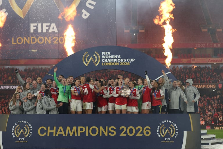 Las jugadoras del Arsenal celebran con el trofeo en la entrega tras la final de la Copa de Campeones Femenina de la FIFA entre el Arsenal y el Corinthians en el Emirates Stadium de Londres el 1 de febrero de 2026. El Arsenal ganó el partido por 3-2 tras la prórroga. (Foto de Adrian Dennis / AFP)