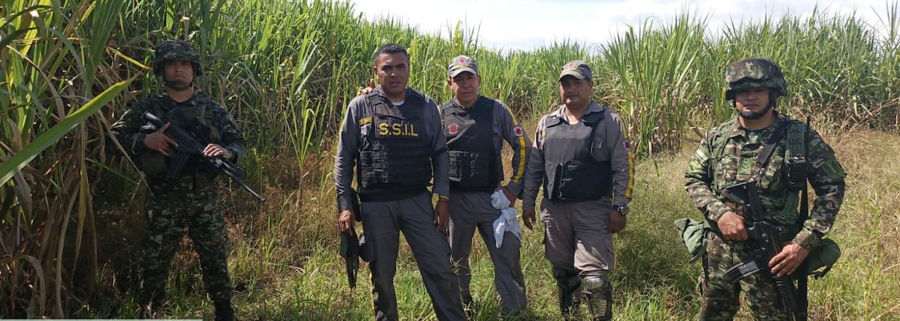 Tras el atentado, las víctimas lograron huir y ocultarse en cultivos de caña, evitando ser secuestradas por los agresores en esta zona del norte del Cauca.