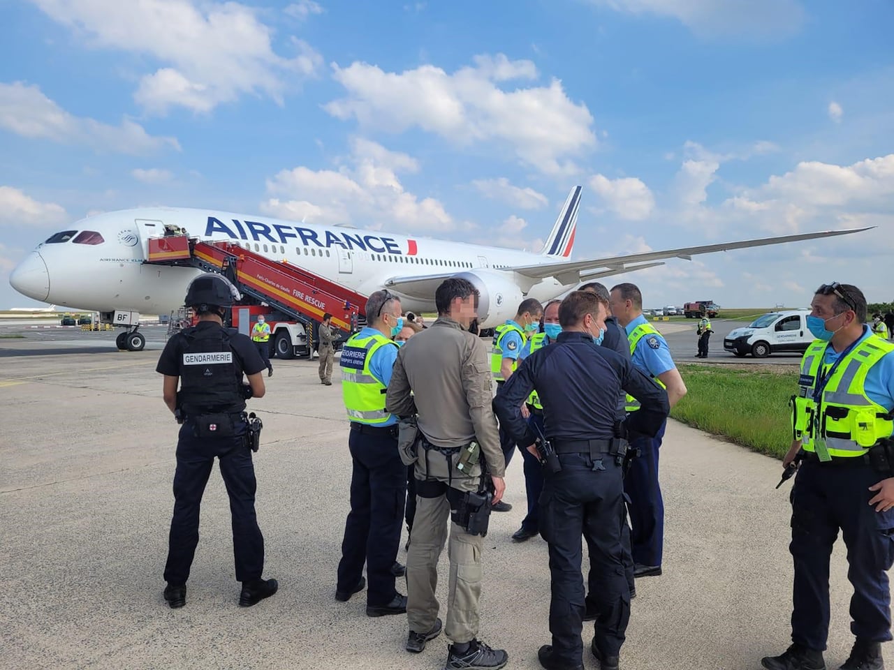 Evacúan a pasajeros de un vuelo de Air France por presunto explosivo a bordo