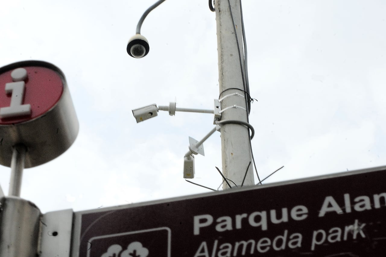 Cali: De las 2000 cámaras de videovigilancia que hay en la ciudad, 1200 se encuentran dañadas, El concejal de Cali, Juan Martín Bravo, denuncio además que son de tecnología obsoleta y que deberían ser renovadas.