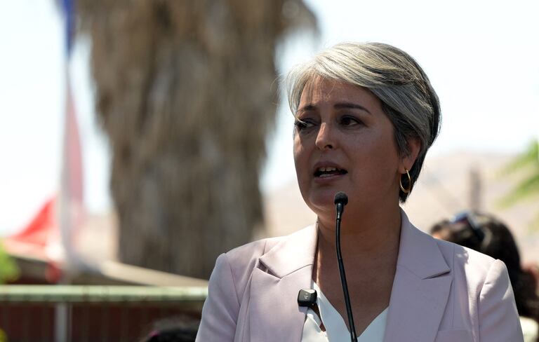 La candidata Jeannette Jara votó en un colegio electoral de Santiago de Chile.